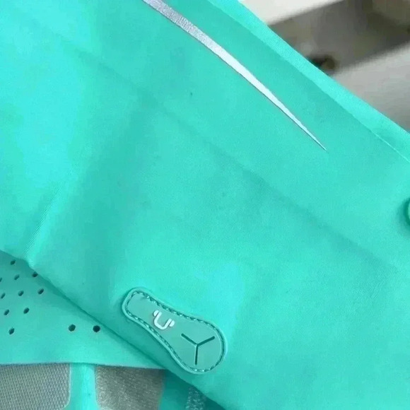 Slim  Adjustable Sports Belt in Turquoise Green - Picture 6 of 9
